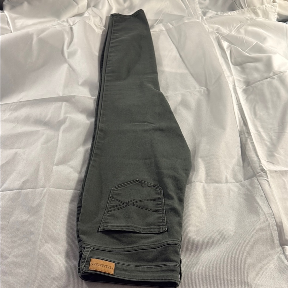 Aeropostale Green Skinny Jeans with Sleek Design